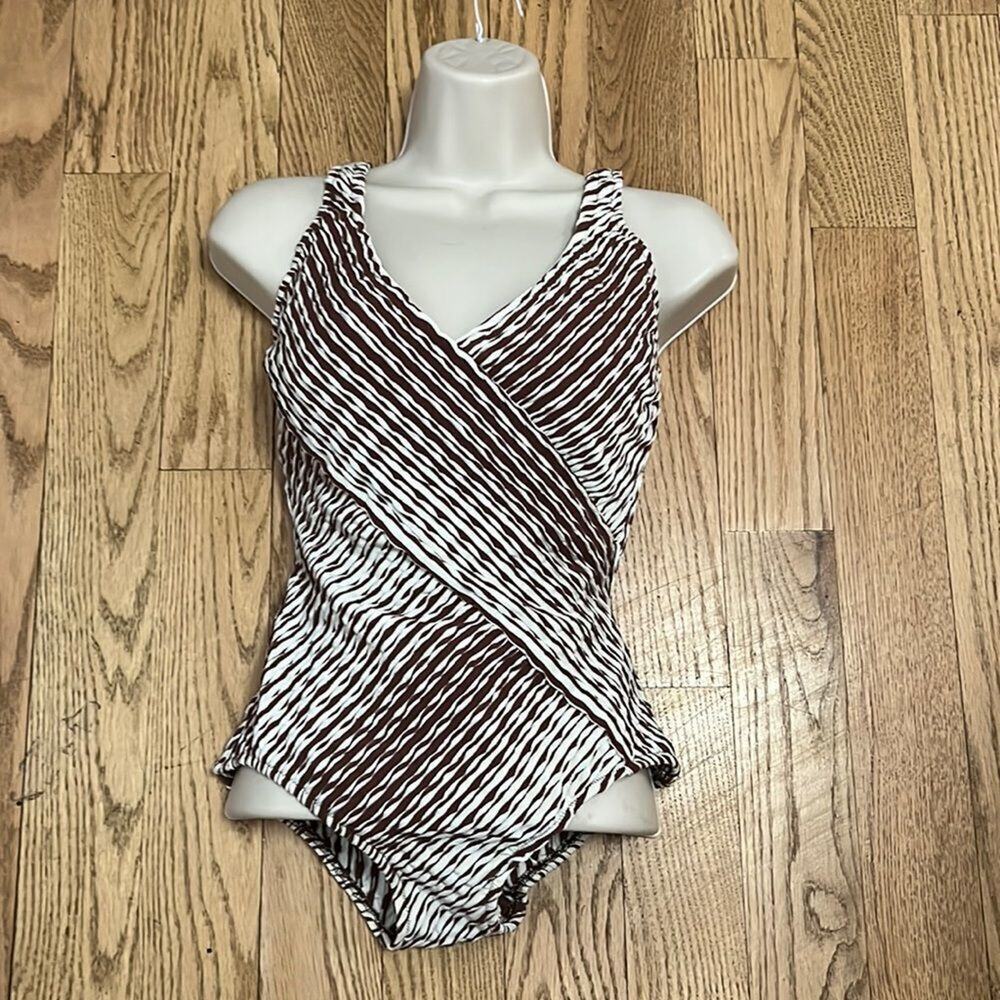GOTTEX TEXTURED ONEPIECE SWIMSUIT MADE IN ISRAEL SIZE 10‎